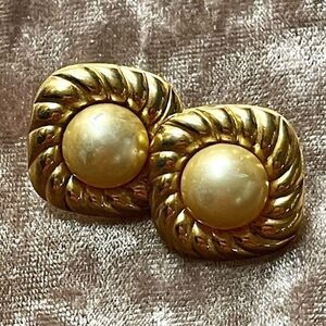 Napier Clip/Screw Simulated Pearls Gold Tone